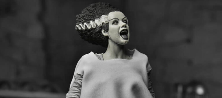 La figurine NECA Bride Of Frankenstein en noir et blanc arrive