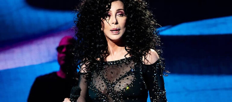 Cher entre dans Horror Arena et produit « Little Bites »