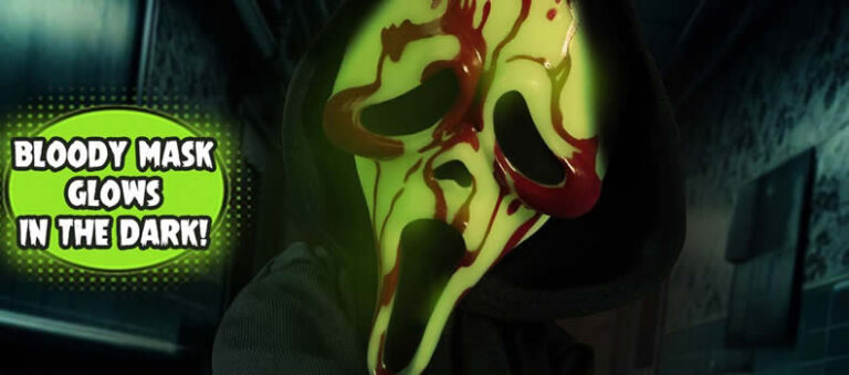 Mezco dévoile une poupée de 10 pouces Ghostface Glow-in-the-Dark Edition