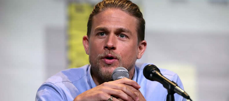 Charlie Hunnam incarnera Ed Gein dans la prochaine série « Monster »