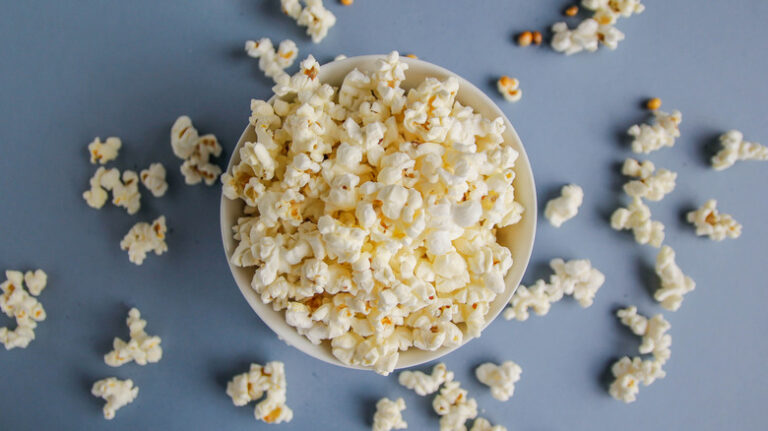 Pourquoi le pop-corn est-il associé aux films ? C'est plus « déprimant » que vous ne le pensez