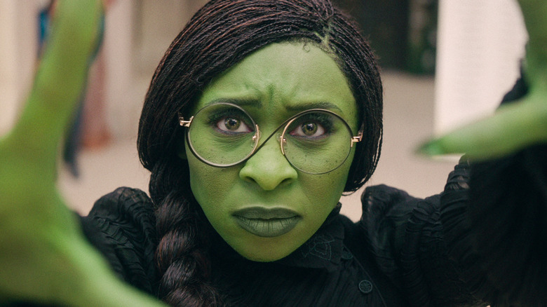 Elphaba lance un sort dans Wicked (2024)