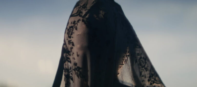 La bande-annonce officielle arrive pour « The Woman in the Yard »