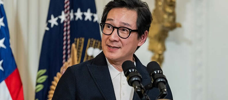 Ke Huy Quan et Lili Reinhart pour surblanter «Bad Boy»