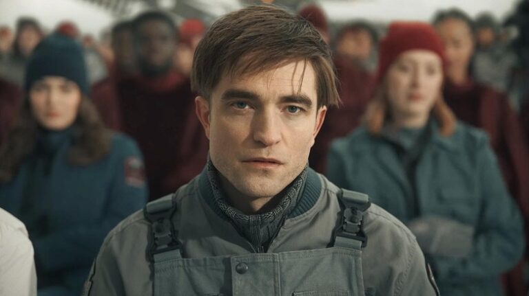 Mickey 17 Review: La satire spatiale de Robert Pattinson le joue trop