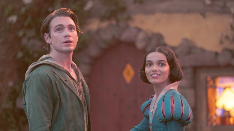 Jonathan et Blanche-Neige devant le chalet en Blanche-Neige (2025)