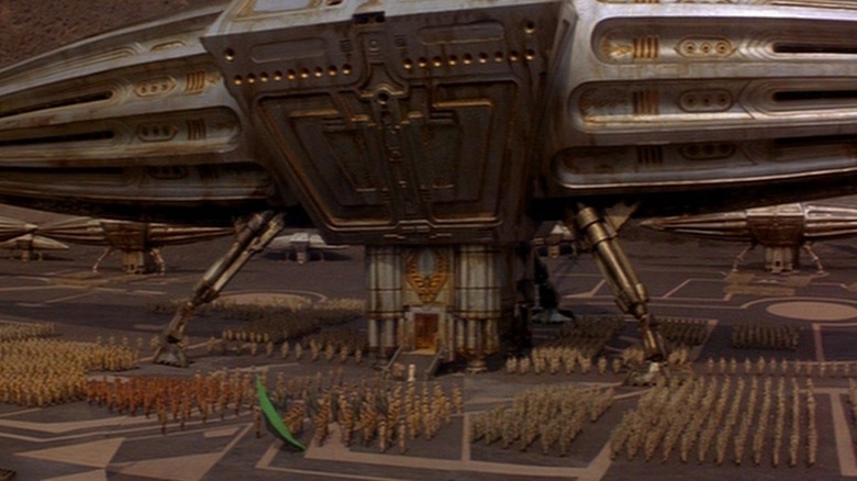 Spaceship géant atterrissant par la foule 