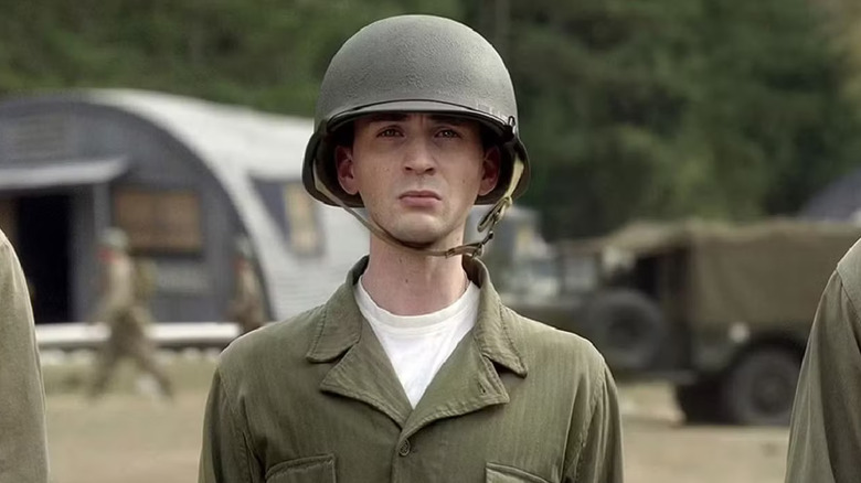 Puny Steve Rogers dans le camp d'entraînement en 