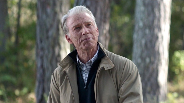 Old Captain America regarde 