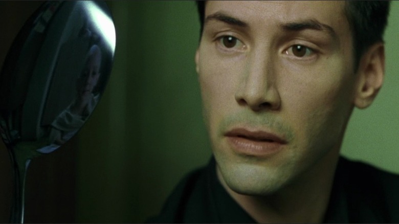 Neo regarde une cuillère de flexion dans 