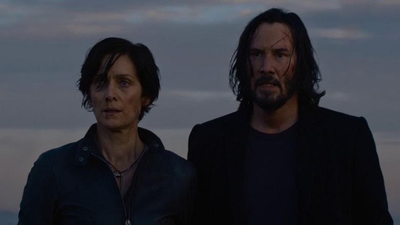 Neo et Trinity se tiennent sur un toit en 