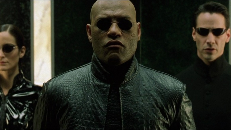 Morpheus se tient avec Neo et Trinity 