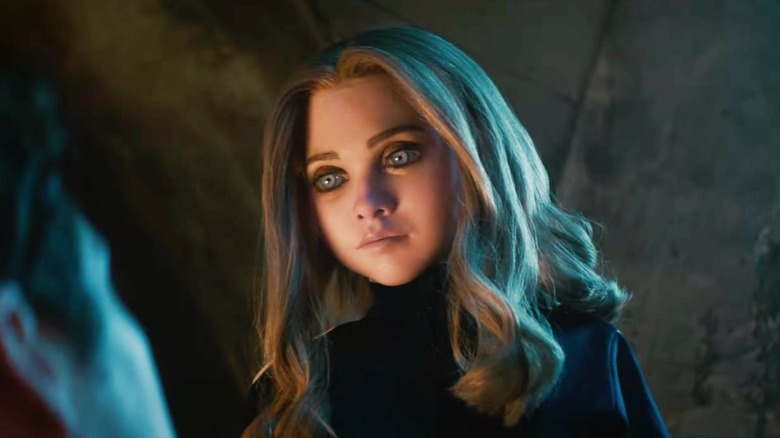 M3gan regardant vers le bas dans M3gan 2.0