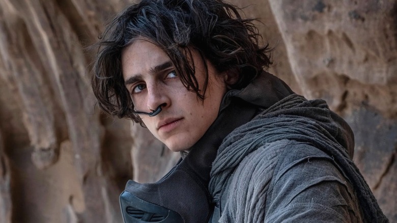Paul Atreides portant une sabote à Dune (2021)