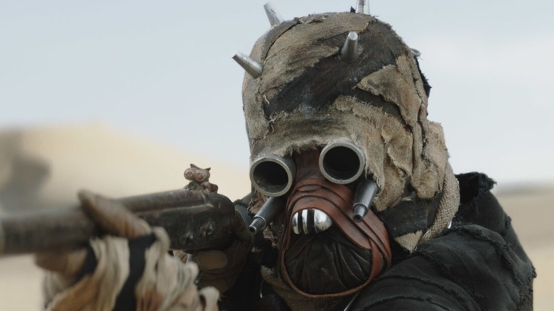 Un Tusken Raider visant leur arme dans 