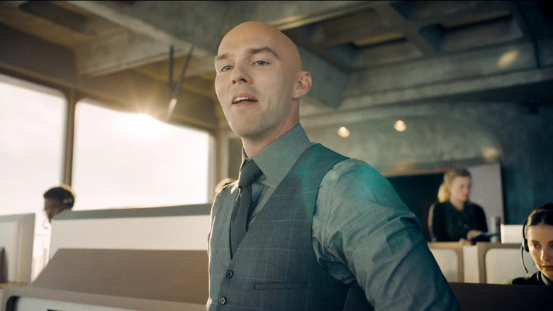 Lex Luthor renfrognant dans son bureau en 
