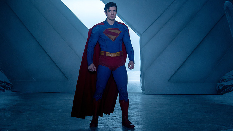 Superman pose dans la forteresse de la solitude dans 