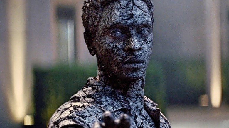 Darwin (Edi Gathegi) tentant de s'adapter à une explosion mortelle de rayonnement en 