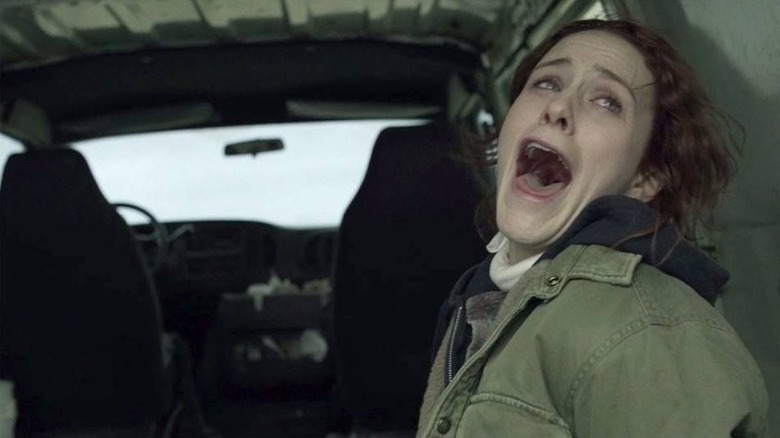 Rachel Posner crie à l'arrière d'une voiture 
