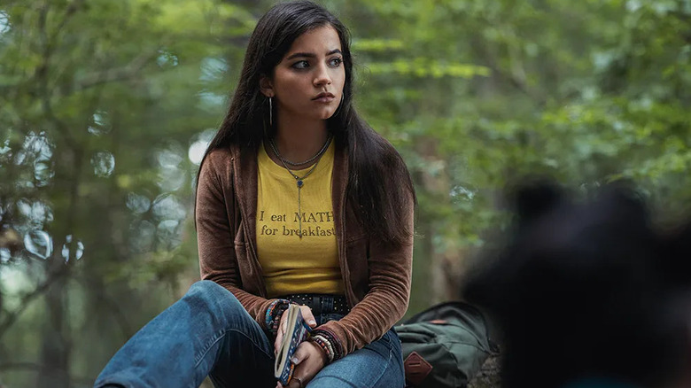 Anya portant une chemise qui dit «Je mange des mathématiques pour le petit déjeuner» dans les bois dans Madame Web
