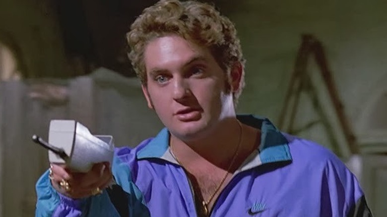 Eddie pointant un téléphone sans fil dans Reservoir Dogs (1992)