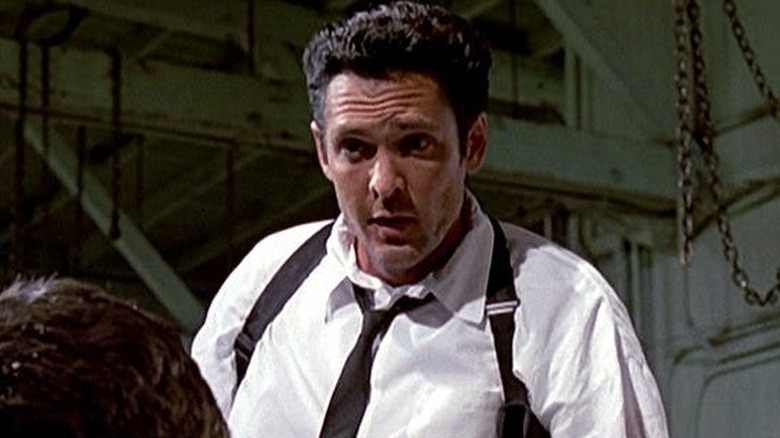 M. Blonde sourit à un homme dans une chaise de Reservoir Dogs (1992)