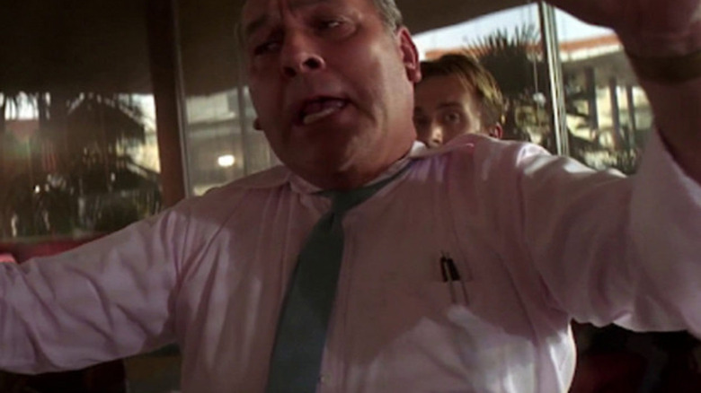 Propriétaire du café avec ses mains dans Pulp Fiction (1994)