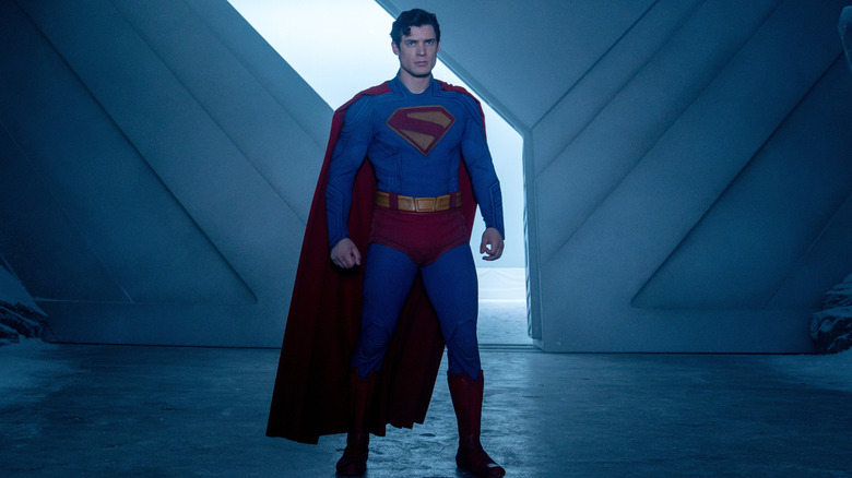 Superman se tient dans la forteresse de la solitude dans 