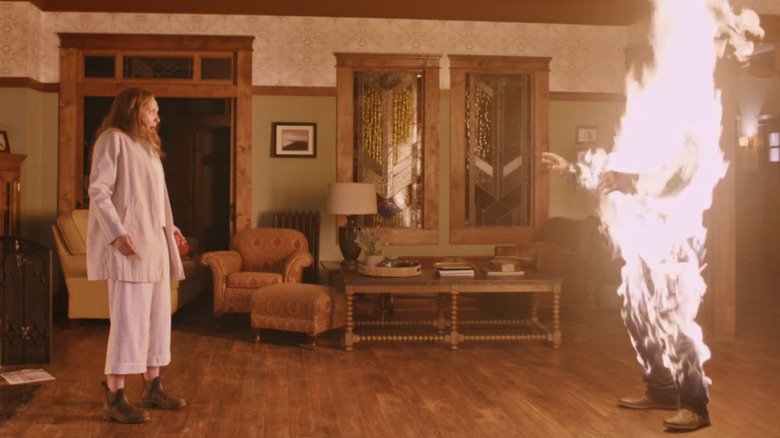 Annie regarde son mari se lancer dans les flammes 