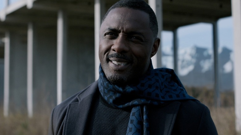 L'homme dans le costume debout à l'extérieur 