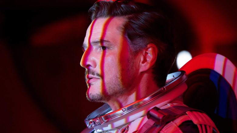 Reed Richards est baigné d'un éclairage rouge dans 