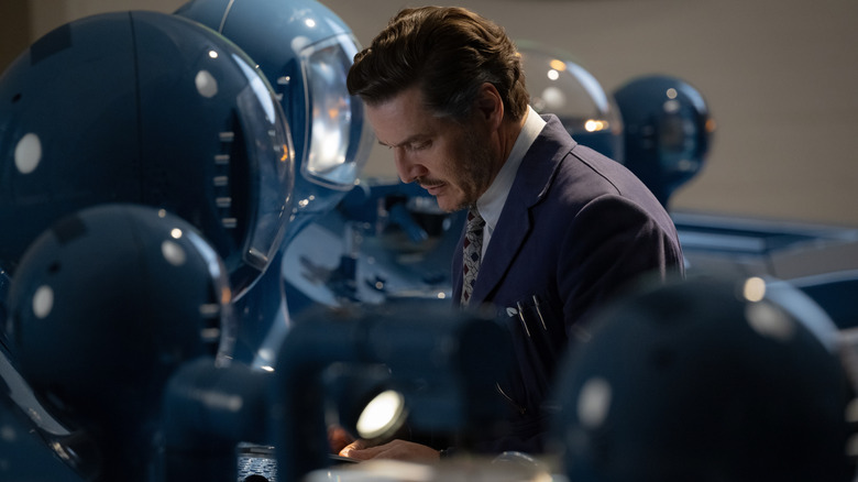 Reed Richards entouré de casques d'astronaute dans 