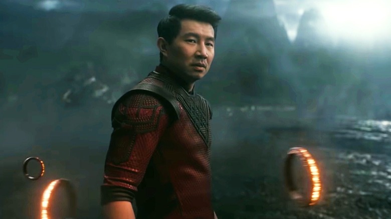 Shang-chi se tenant parmi les anneaux 