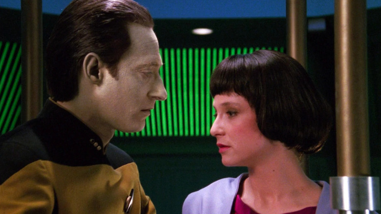 Les données parlent à Lal dans Star Trek la prochaine génération