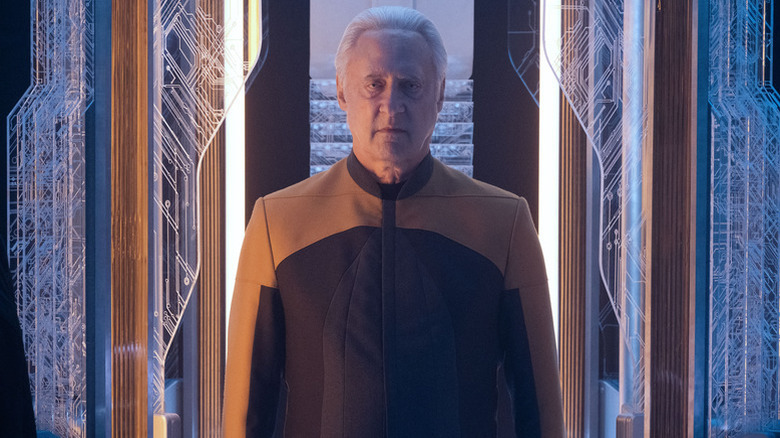Une données âgées se dresse dans une chambre à Star Trek: Picard