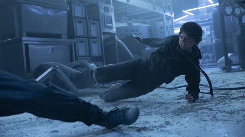 Joey glisse sur le sol avec un couteau en nettoyant (2025)