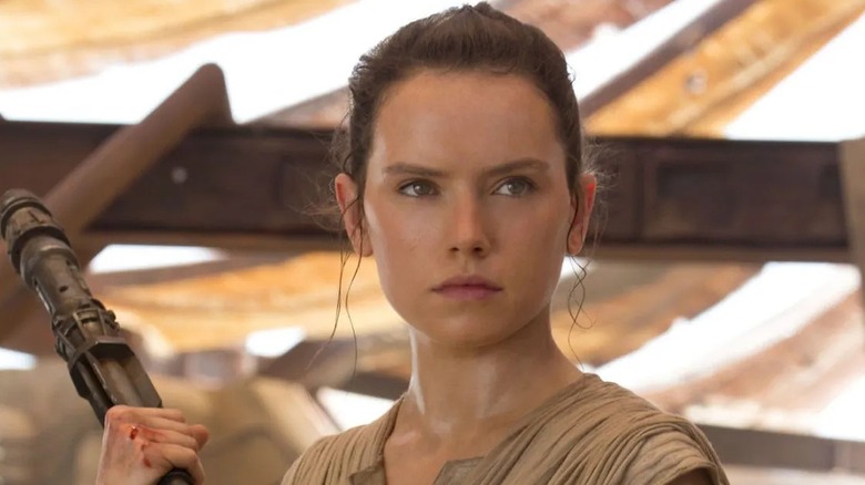 Se tient à Steely dans une tente dans Star Wars Episode VII: The Force Awakens (2015)