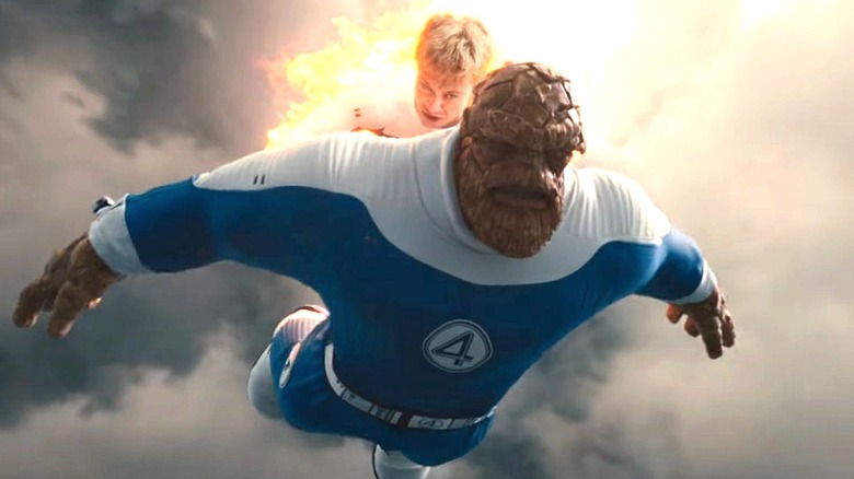 La torche humaine portant la chose au combat dans les quatre fantastiques: First Steps (2025)