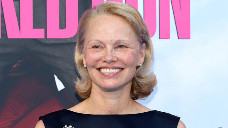 Avant Baywatch, Pamela Anderson se présente dans une star de la sitcom avec des amis Matt LeBlanc