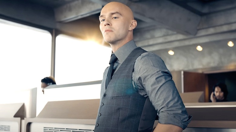 Lex Luthor portant un costume et l'air arrogant à Superman (2025)