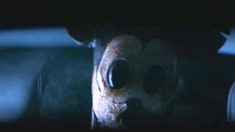 Mickey regarde dans un rétroviseur dans Mouseboat Massacre (2025)
