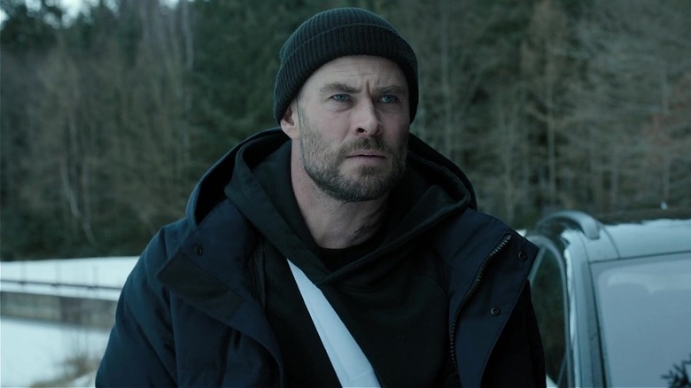 Tyler Râteau debout dans la neige