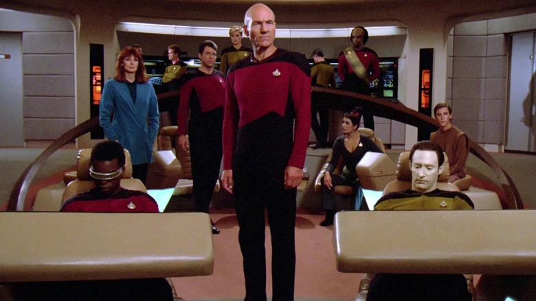 Le capitaine Picard et l'équipage de l'entreprise sur le pont dans Star Trek: The Next Generation