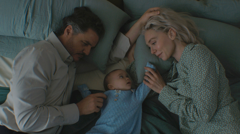 Reed et Sue se reposent sur le lit avec Franklin