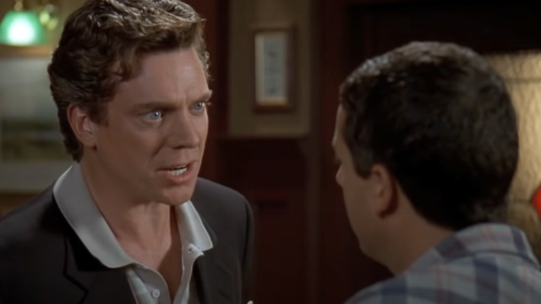 Shooter parlant et regardant menaçant Happy in Happy Gilmore (1996)