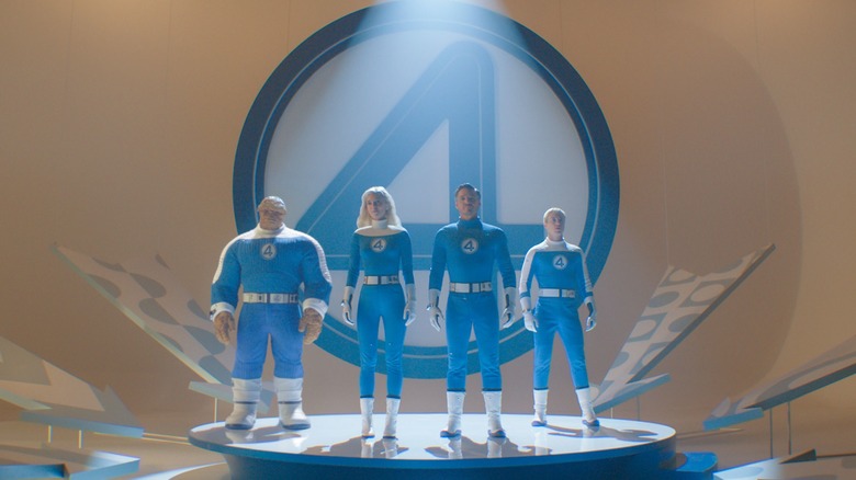 L'équipe se tient avec son logo