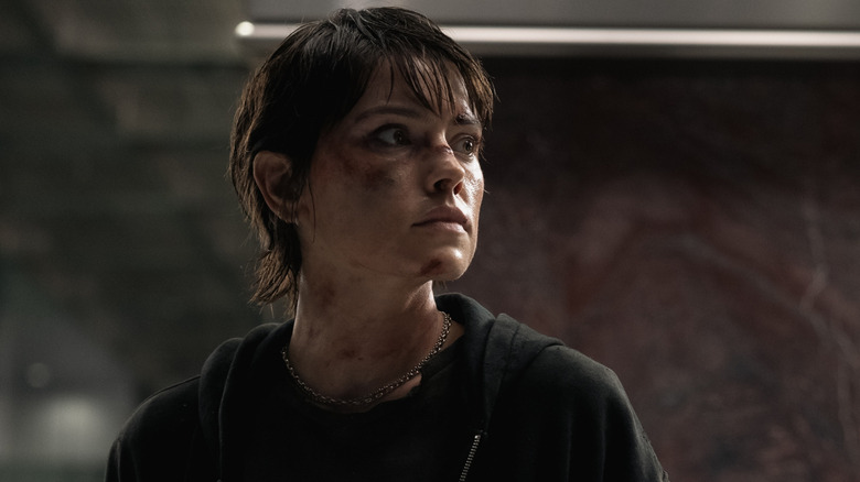 Joey couverte de saleté, tourne la tête en propre (2025)