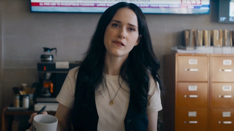 Lois Lane se mord la lèvre dans le bureau du Daily Planet en