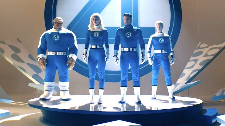 The Fantastic Four posant pour le public dans The Fantastic Four: First Steps (2025)