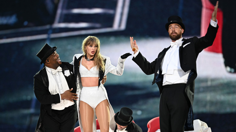 Taylor Swift et Travis Kelce se produisant dans le set TTPD à la tournée ERAS